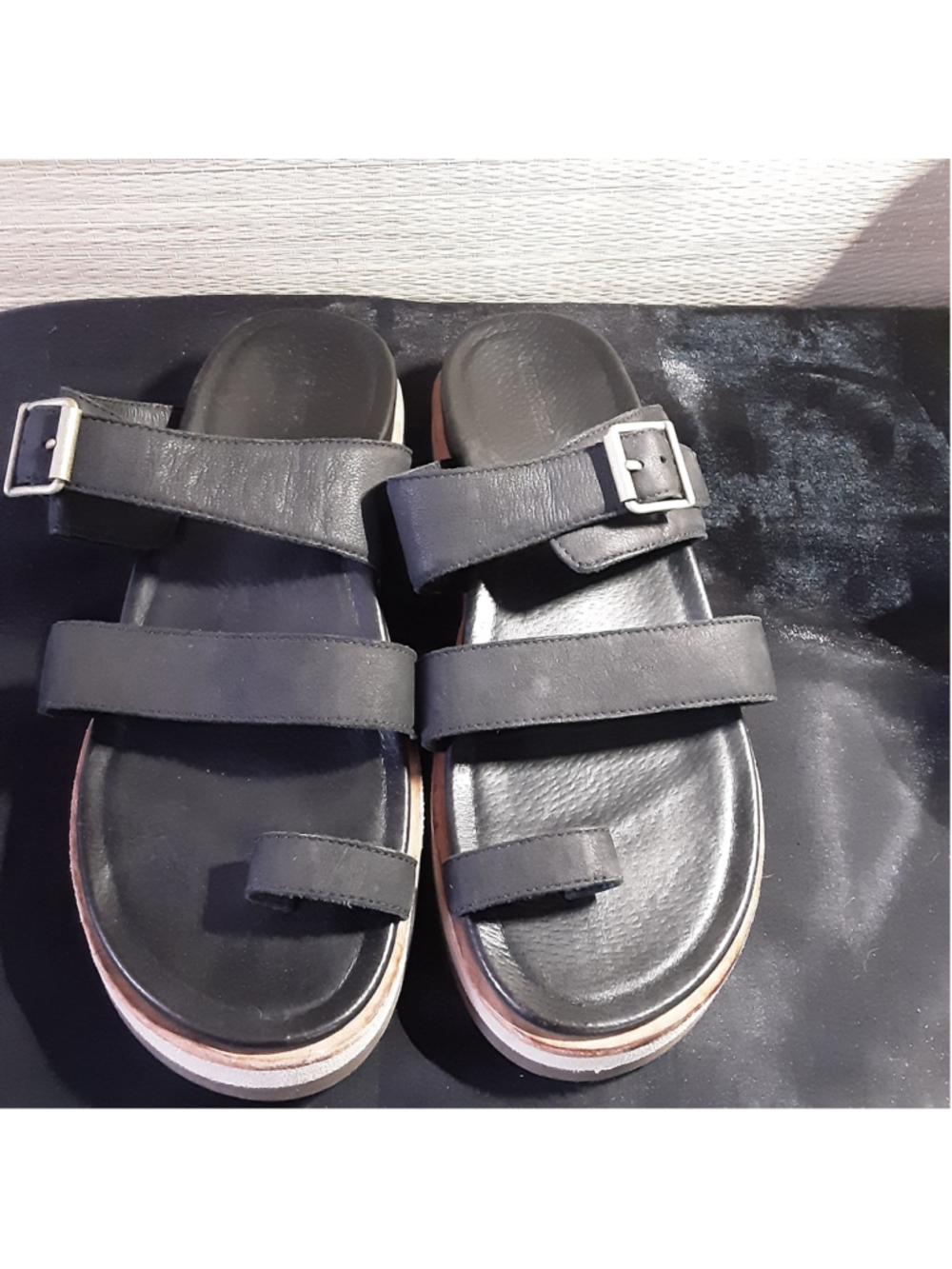 Women's Merrell Black Leather Toe-Loop Sandals Size 8